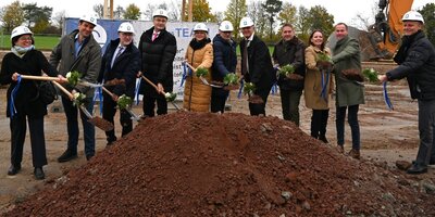 Finanz- und Heimatminister Albert Füracker und Vertreterinnen und Vertreter der Finanzverwaltung