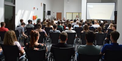 Lehrgangsort Dinkelsbühl in der Aula des Schulungszentrums Begrüßung der Lehrgangsteilnehmer