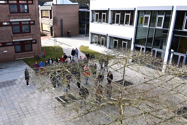  Besucher vor der Landesfinanzschule