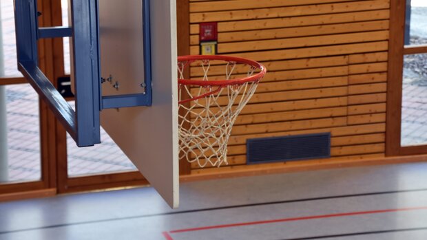 Basketballkorb in der Mehrzweckhalle
