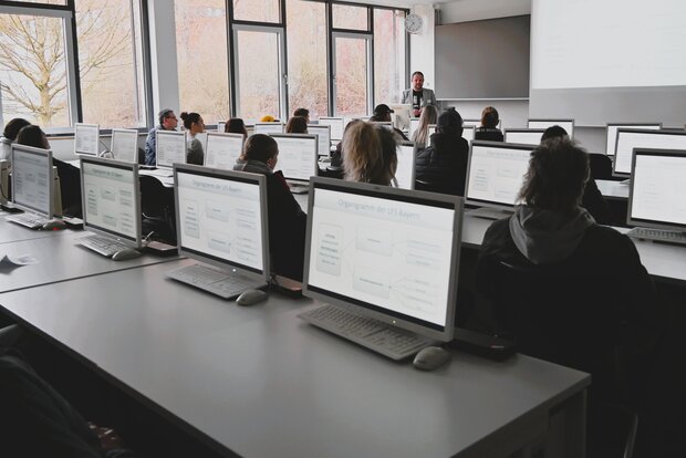  Vortrag in einem Klassenzimmer