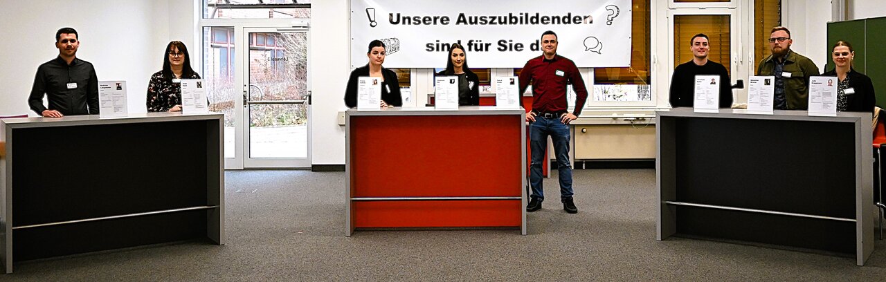Auszubildende beantworten Fragen der Gäste