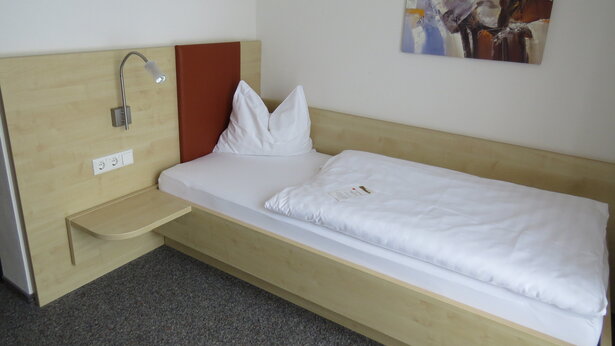  Schlafbereich mit Bett im Appartement des Gästehauses 3