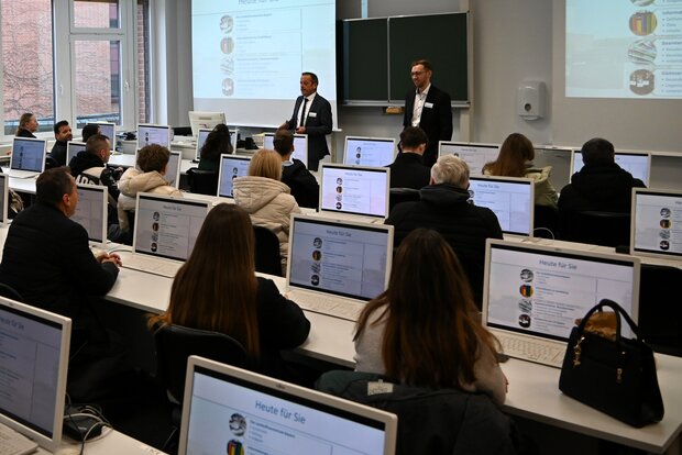  Blick in den Lehrsaal mit Besuchern