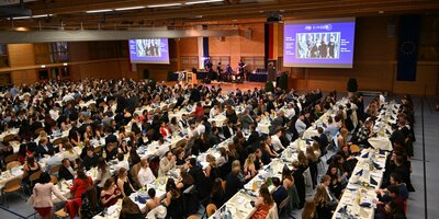 Blick auf den Saal mit Absolventen