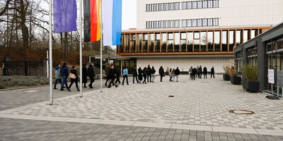 Besucher auf dem Weg zur Landesfinanzschule