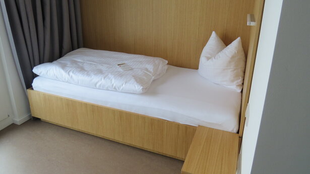  Schlafbereich mit Bett im Appartement des Gästehauses 4