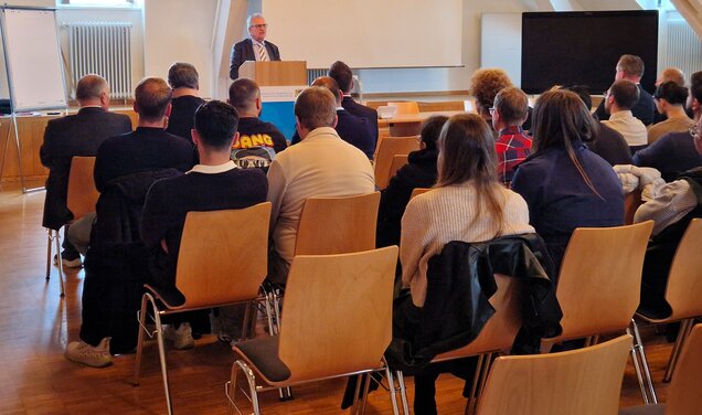 Die Auszubildenden verfolgten die Worte des Präsidenten des Bayerischen Landesamts für Steu-ern, Herrn Paul König.