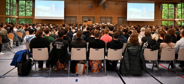 693 Anwärterinnen und Anwärter der Fachrichtung Steuer absolvieren am Stammsitz in Ansbach ihren ersten fachtheoretischen Ausbildungsabschnitt.