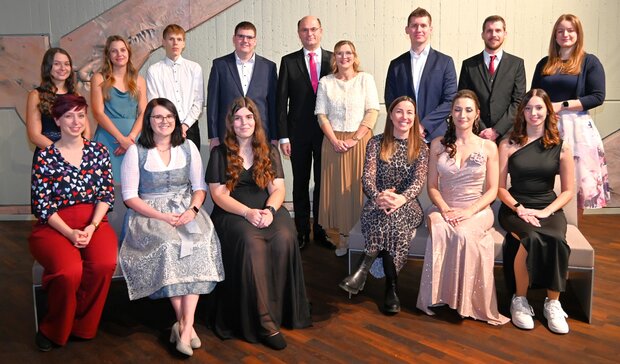  Pruefungsbeste mit Staatsminister Füracker und Frau Knoll