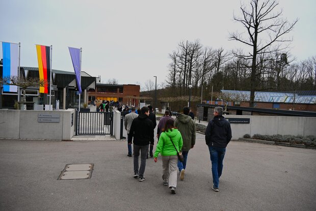  Besucher auf dem Weg zur Landesfinanzschule