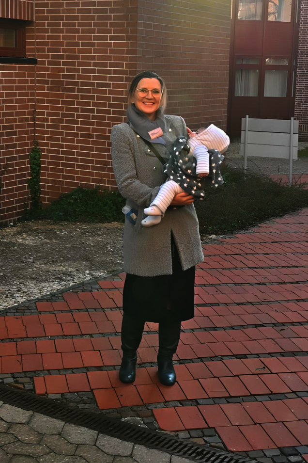  Frau Knoll, Leiterin der Landesfinanzschule, mit Baby auf dem Arm