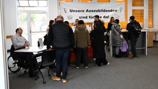  Infotheke mit Besuchern
