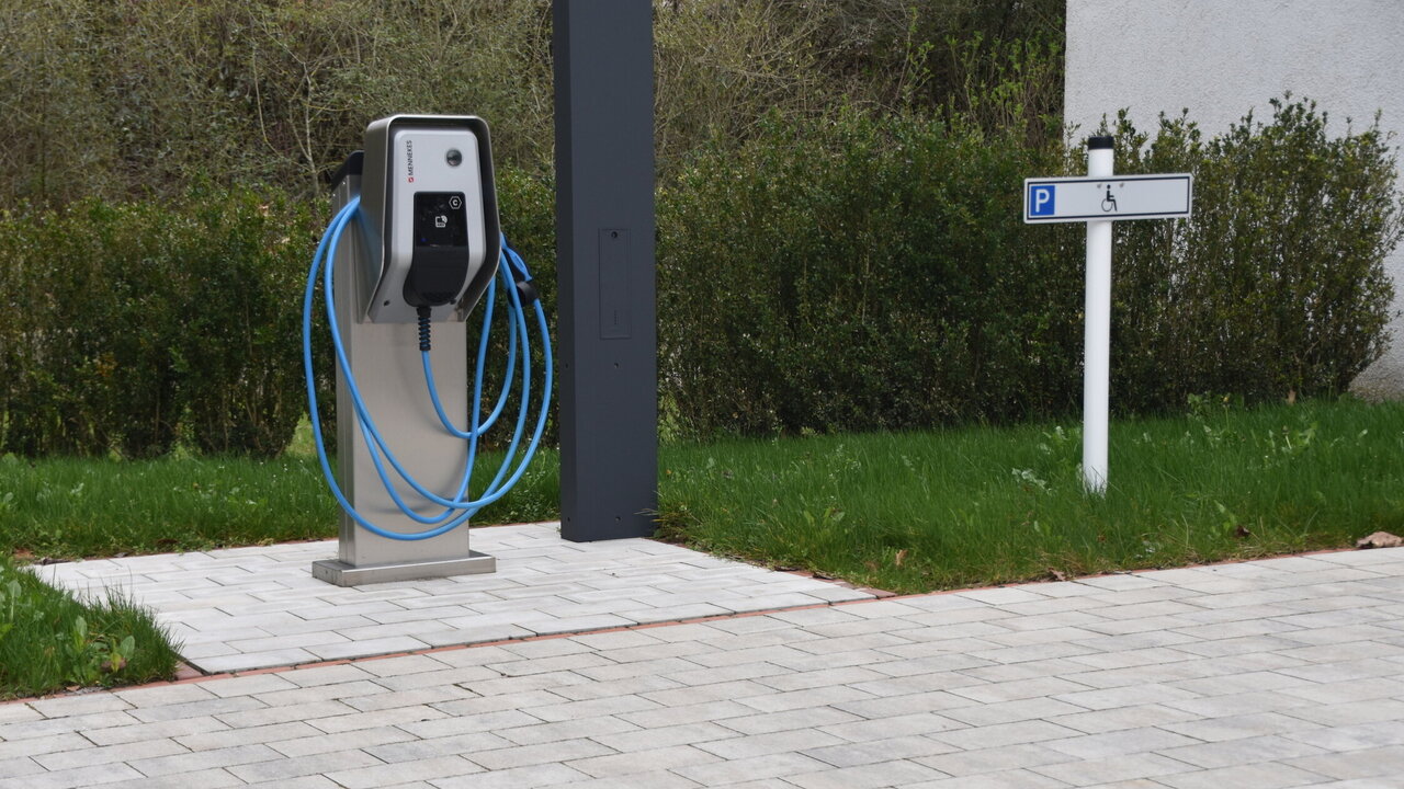  Barrierefreier Parkplatz mit Ladesäule