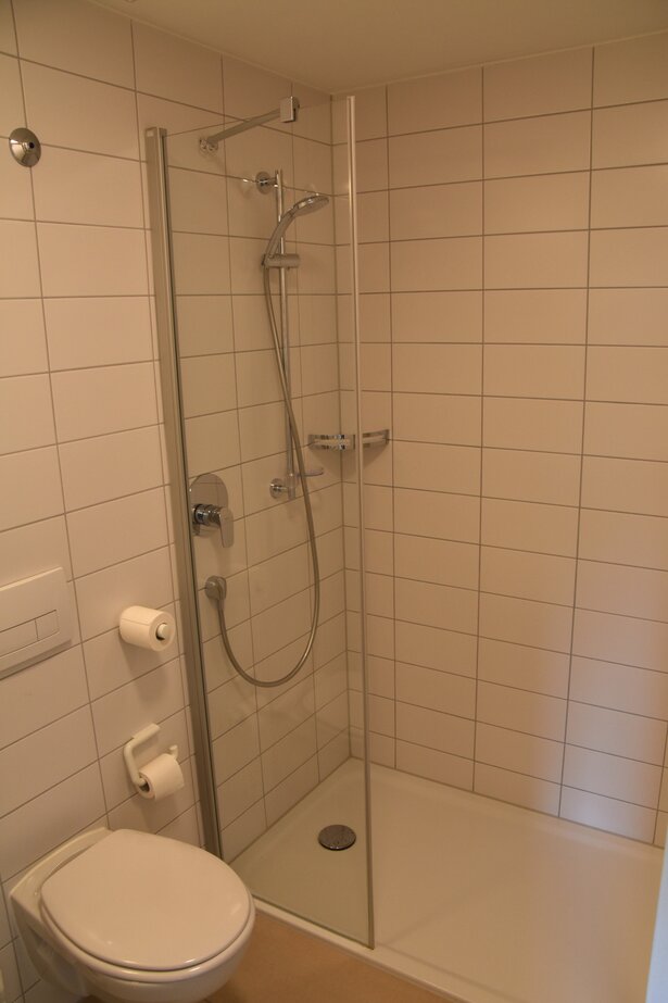  Nasszelle mit Dusche, Waschbecken und WC