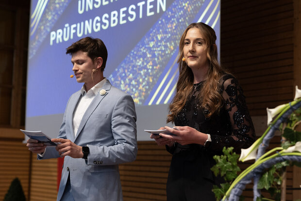  Frau Vanessa Emmert und Herr Nico Erlenwein ehren die Prüfungsbesten