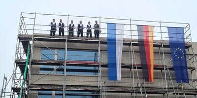 Herr Michael Färber und seine Kollegen beim Vortragen des Richtspruchs