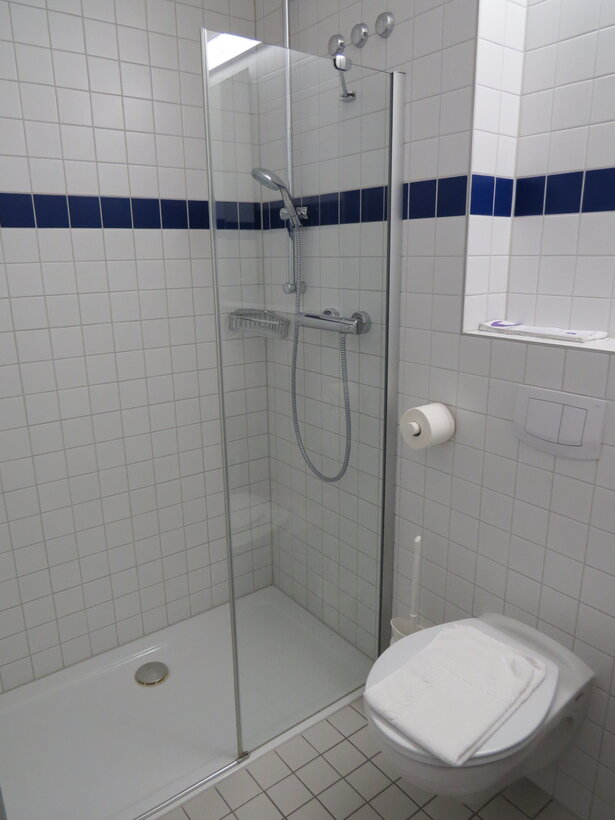 Nasszelle mit Dusche, Waschbecken und WC im Appartement des Gästehauses 3