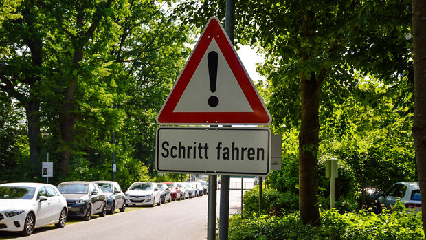  Verkehrsschild "Schritt fahren"