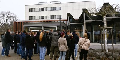Besucher vor der Landesfinanzschule
