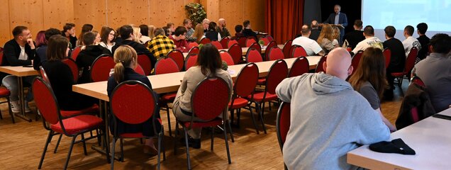 Die Begrüßung der 56 Auszubildenden erfolgte durch den Präsidenten des LfF, Herrn Klaus Herzog